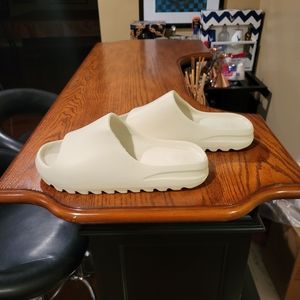 Yeezy slides - Size 10